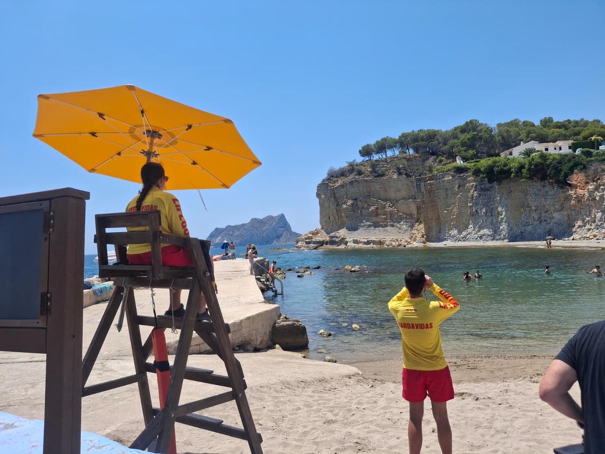 Los socorristas vigilan desde la silla y a pie de playa