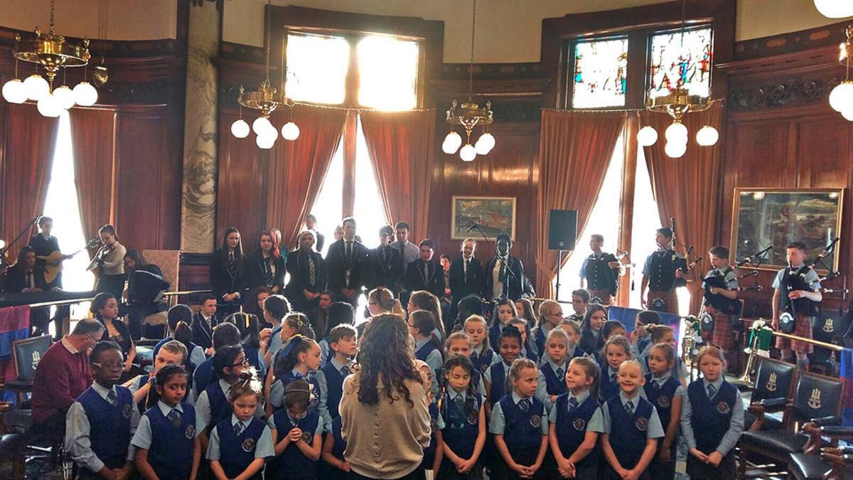 El grupo coral de la escuela Dalmarnock Primary School interpretó el Cant del Barça