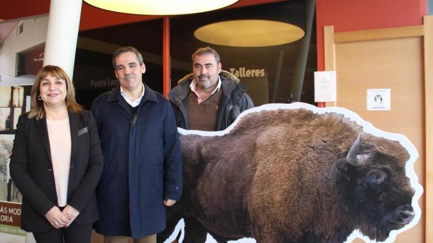 La alcaldesa de Teverga, María Amor Álvarez Ardura; el viceconsejero de Cultura, Vicente Domínguez, y el presidente del Centro de Conservación del Bisonte Europeo de España, Fernando Morán, ayer, en el parque de Teverga.