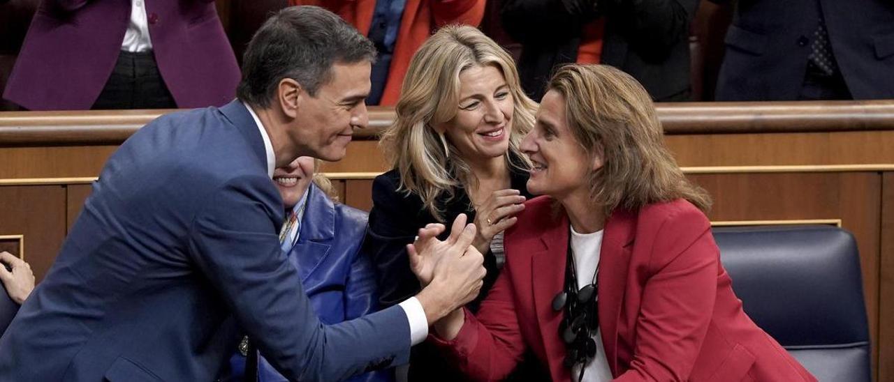 Pedro Sánchez, Yolanda Díaz y Teresa Ribera celebran la investidura en el Congreso.