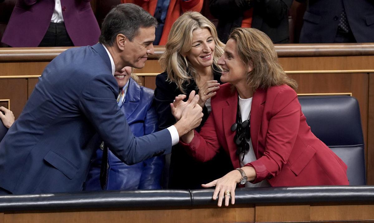 Pedro Sánchez, Yolanda Díaz y Teresa Ribera celebran la investidura en el Congreso.