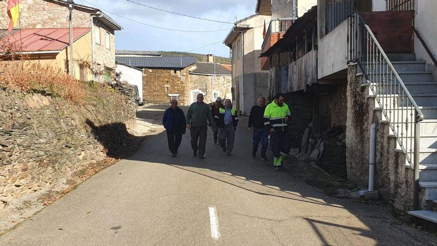 Vecinos del Ayuntamiento en Villarino de Manzanas. | Ch. S.