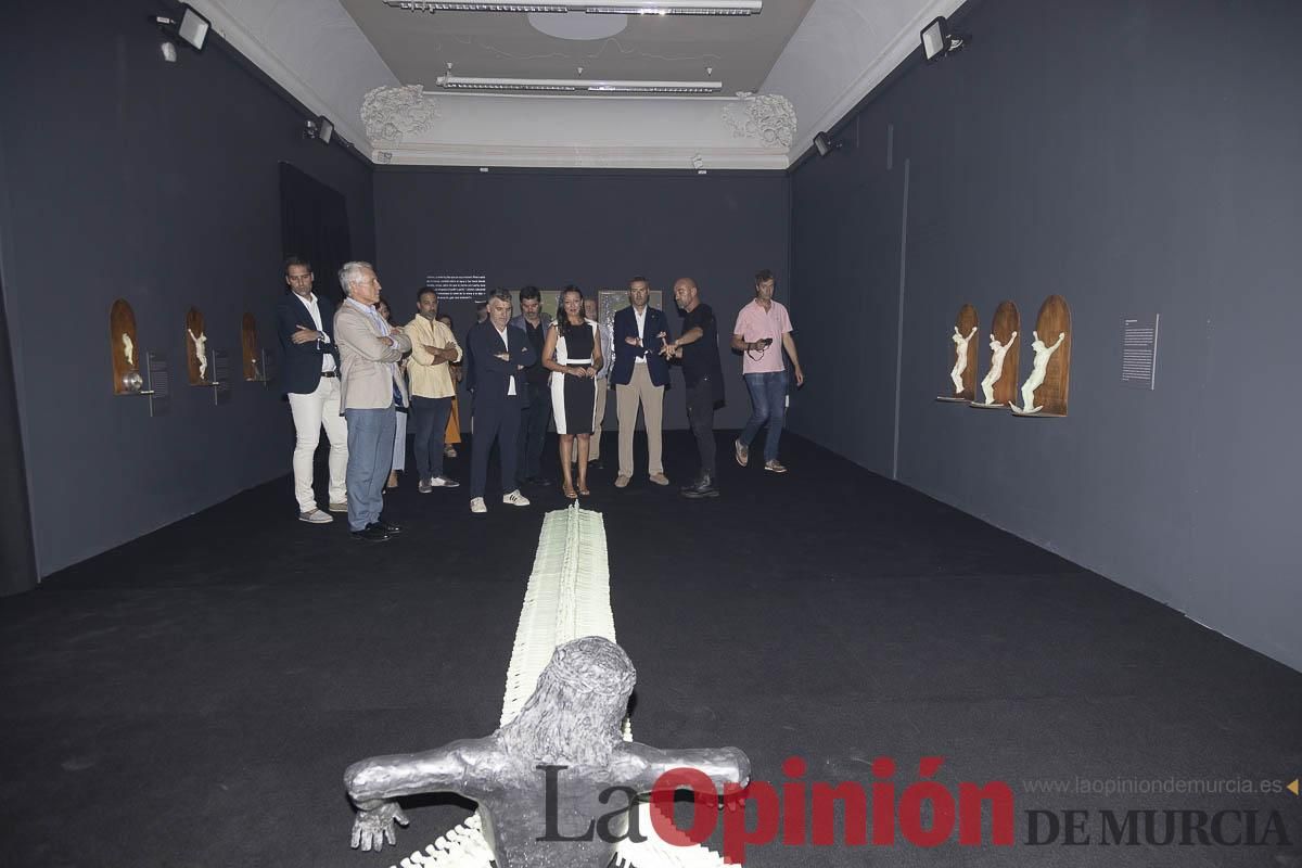 Así es la exposición 'Los Asomados' de Lidó Rico, que llega a Caravaca en su Año Jubilar
