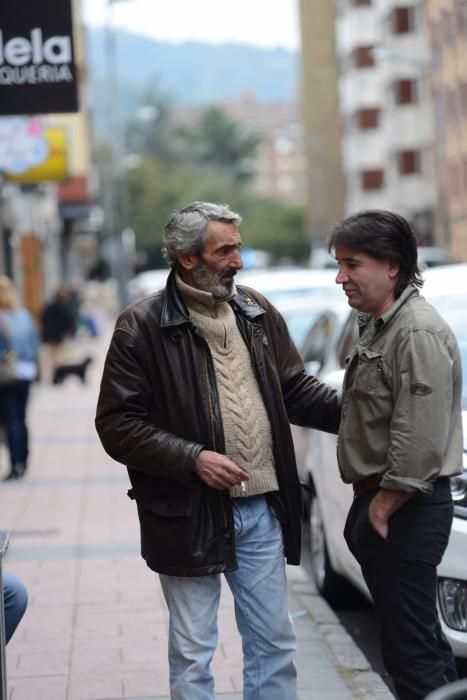 Josín entrega su perro "Trasgu" a Antonia Morales