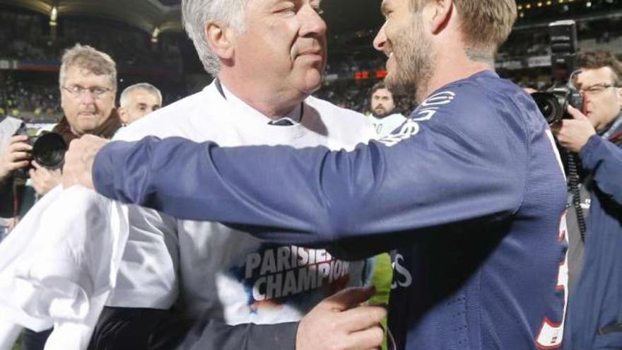 Ancelotti se abraza a Beckham tras ganar la Liga con el PSG. // Efe