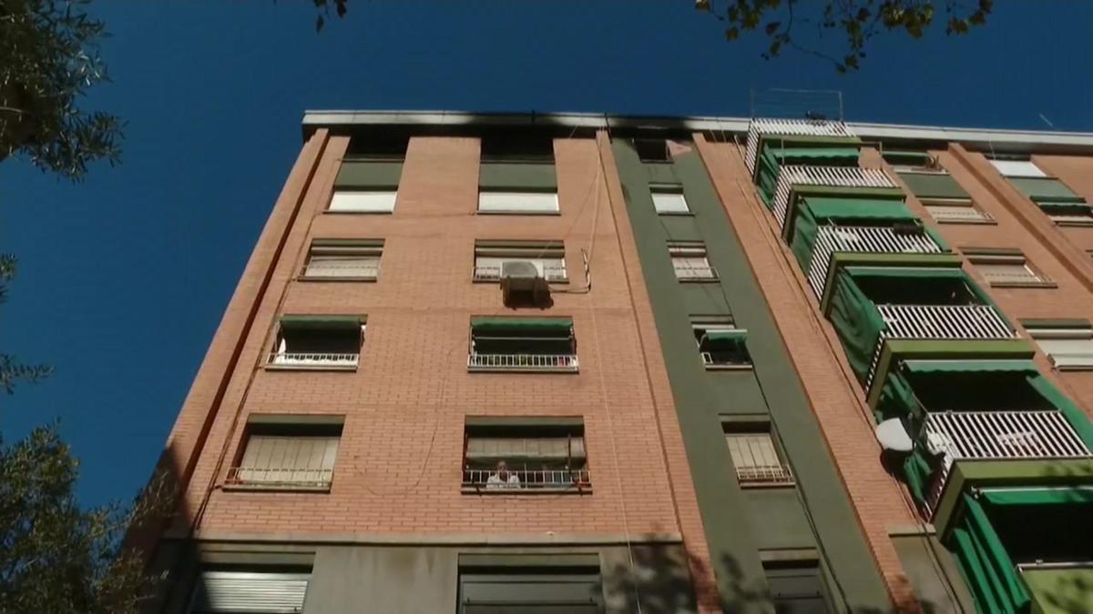 Muere un hombre al caer al vacío en el incendio de un edificio en Badalona