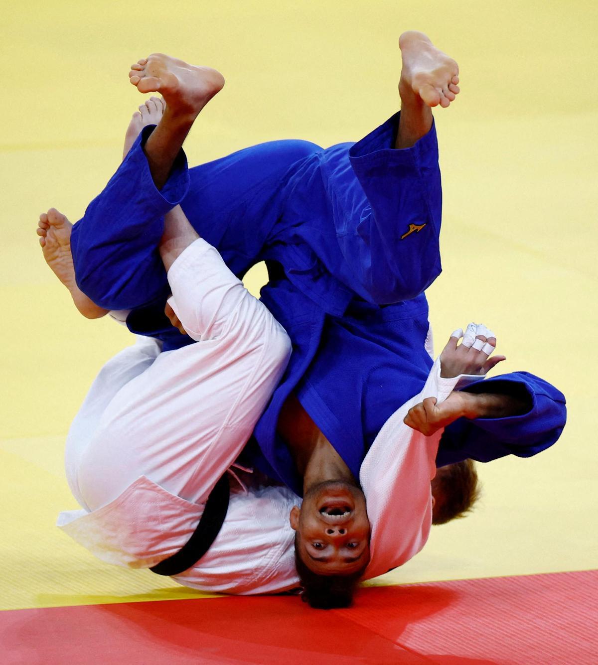 El español Salvador Cases Roca lucha contra el gambiano Faye Njie en las rondas preliminares de la competición de judo en categoría -73 kg.