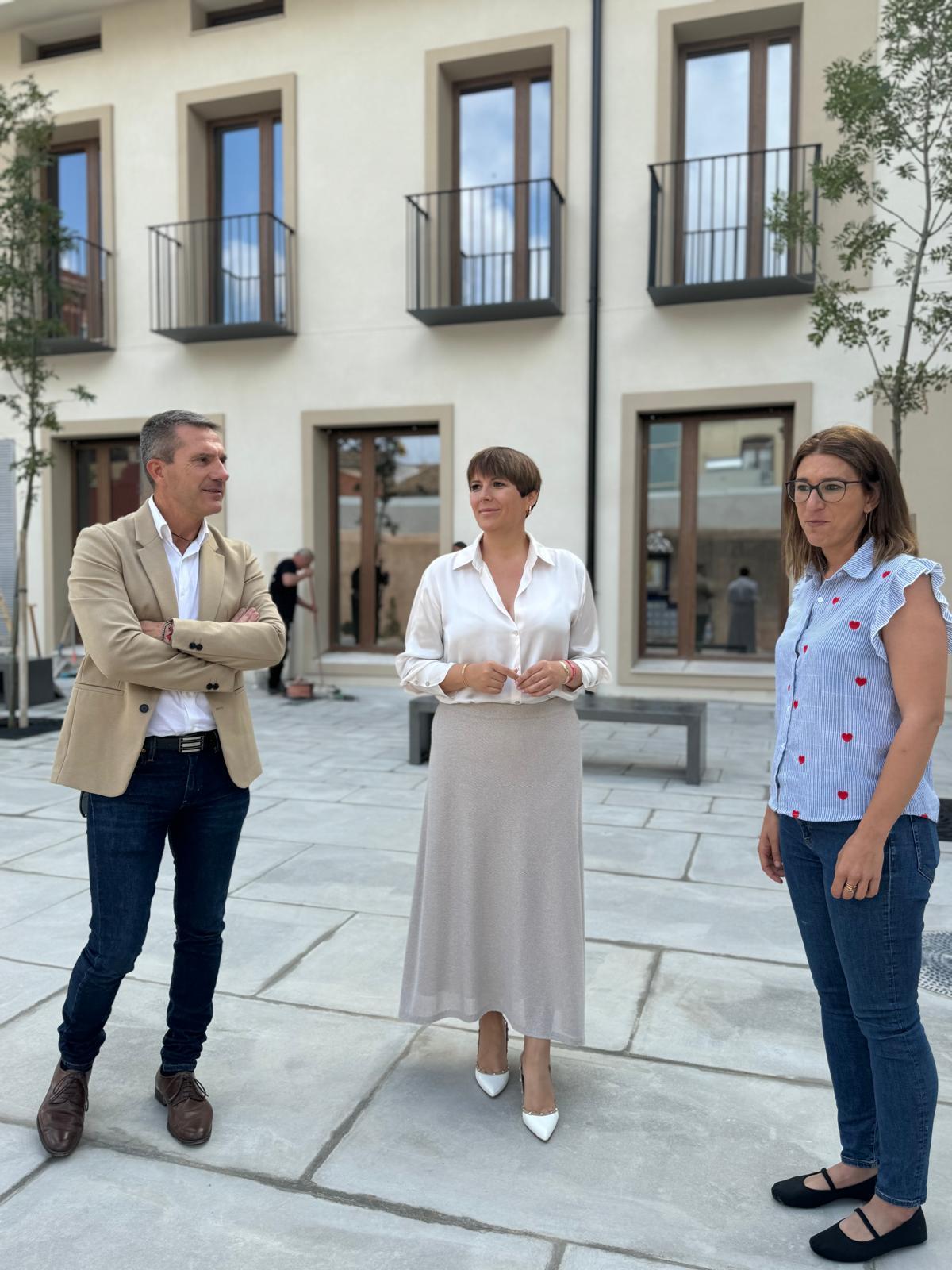 La alcaldesa Amparo Orts visita la nueva residencia de estudiantes de Moncada.