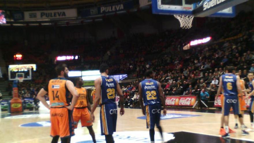 El Valencia Basket vuelve a ilusionar en La Fonteta