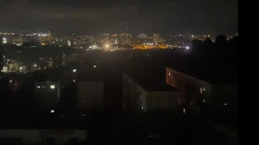 Así se celebró en plena noche la vuelta de la luz a las viviendas y calles de Cartagena