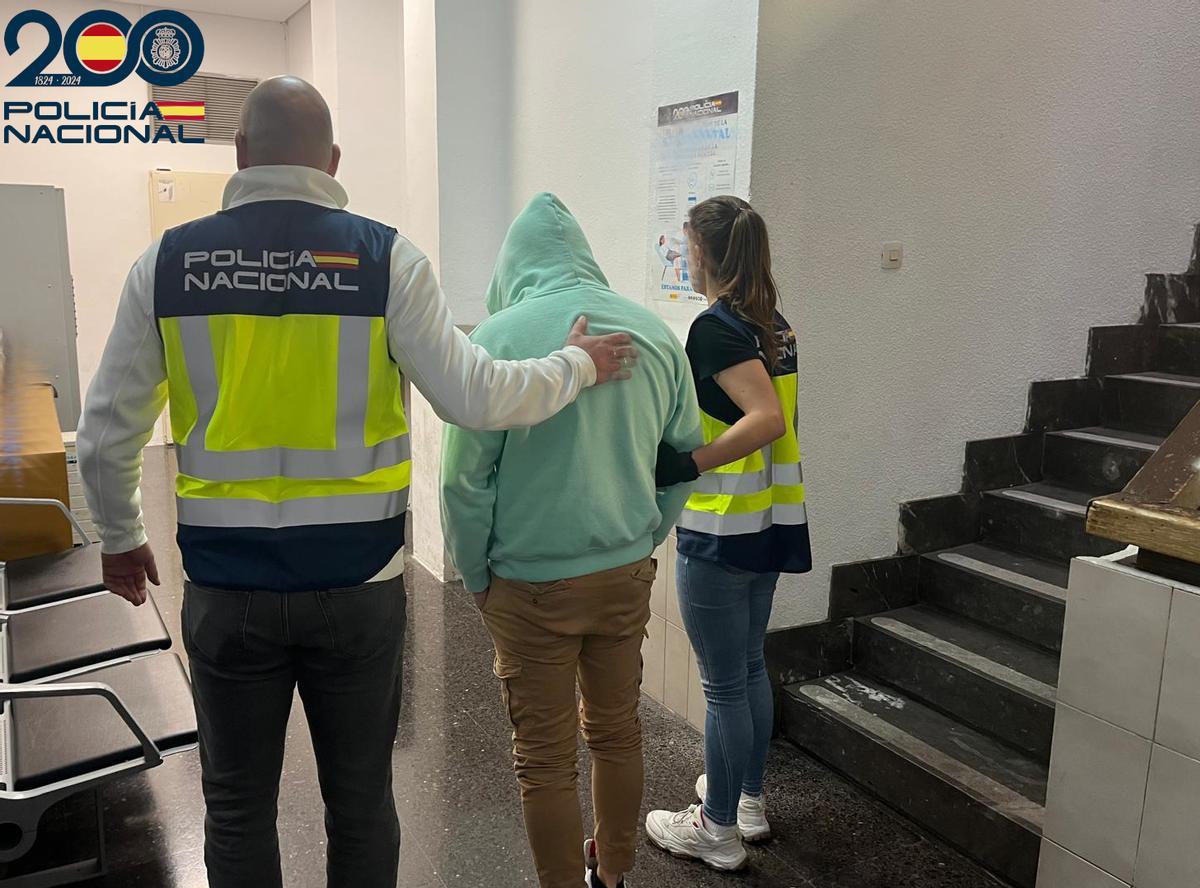 Uno de los acusados, tras ser detenido.