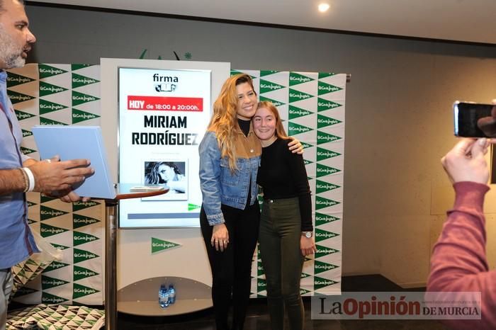 Miriam Rodríguez firma discos en El Corte Inglés