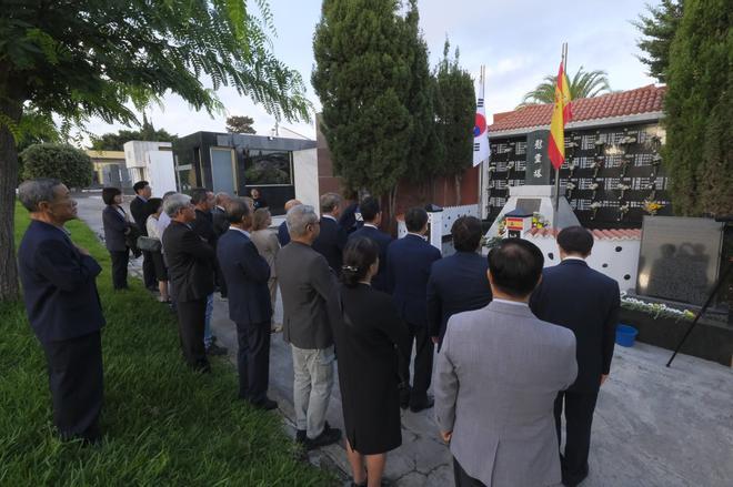 Ofrenda floral a los marinos coreanos fallecidos en Gran Canaria