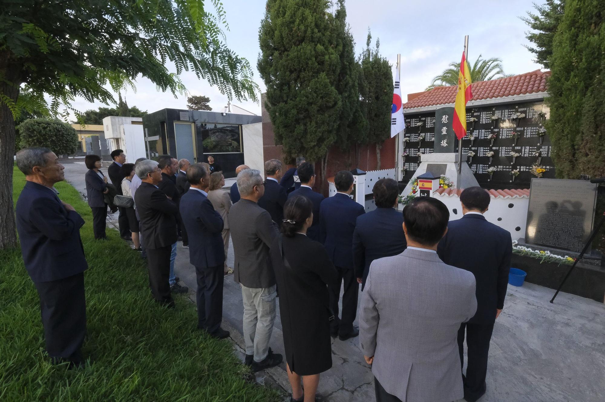 Ofrenda floral a los marinos coreanos fallecidos en Gran Canaria