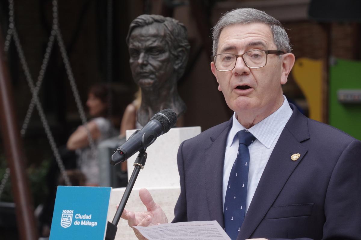 El Ayuntamiento instala un monumento en los jardines del Hospital Noble en reconocimiento al pintor Félix Revello de Toro
