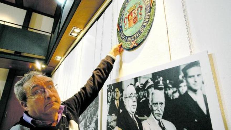 Joaquín Rodero, presidente de la Asociación Manuel Azaña de León, ayer, montando la muestra en Avilés.