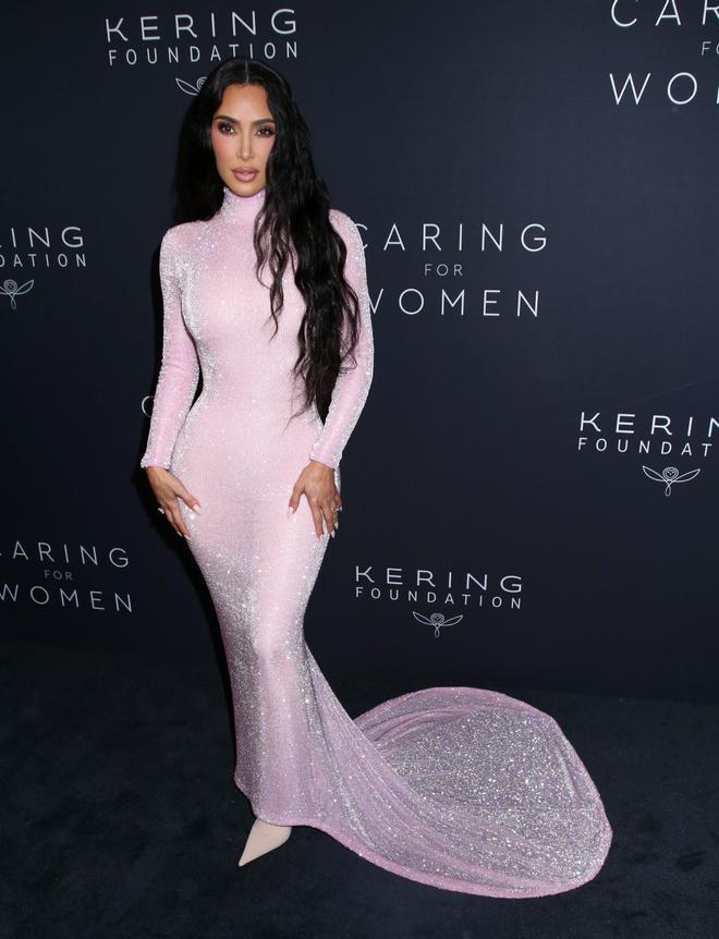 Kim Kardashian con vestido rosa brillante
