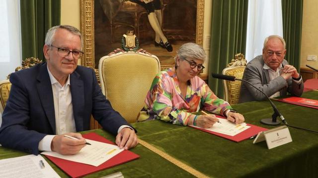 Por la izquierda, Manuel Gutiérrez, Ana González y Aurelio Martín, en el salón de recepciones del Ayuntamiento de Gijón, durante la firma del convenio sobre mantenimiento de los ríos del concejo. | Juan Plaza
