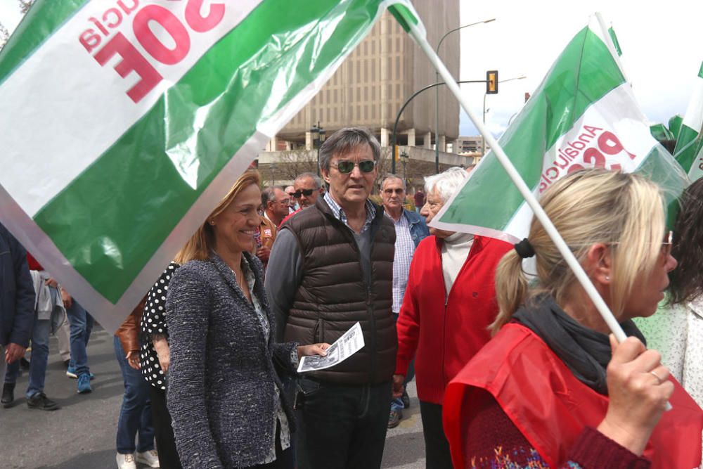 Miles de personas participan en la marcha convocada por los sindicatos para este martes, Día Internacional del Trabajo