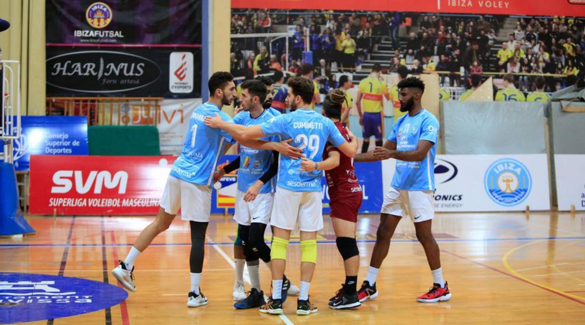 El opuesto Taoufiq Elasri, que debutó ayer con el equipo ibicenco, en una acción de juego.