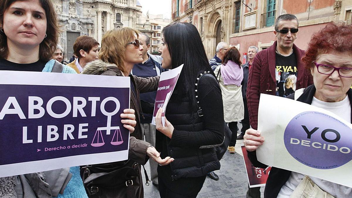 Manifestación en defensa del aborto en la plaza de la Catedral de Murcia. | L.O.