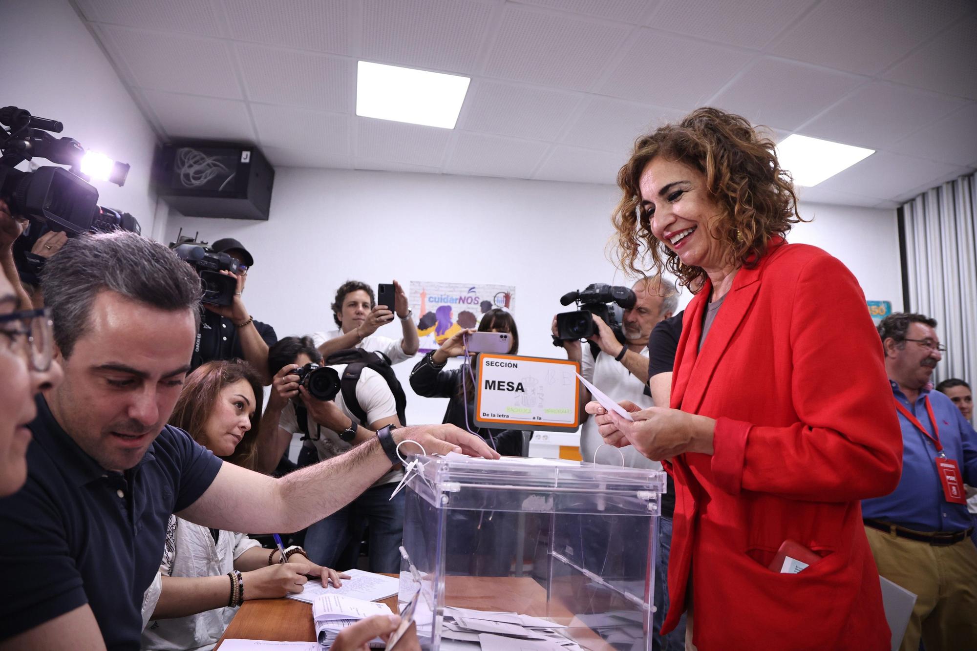 La vicesecretaria general del PSOE y ministra de Hacienda y Función Pública, María Jesús Montero, vota en las elecciones municipales del 28 de mayo en Sevilla.