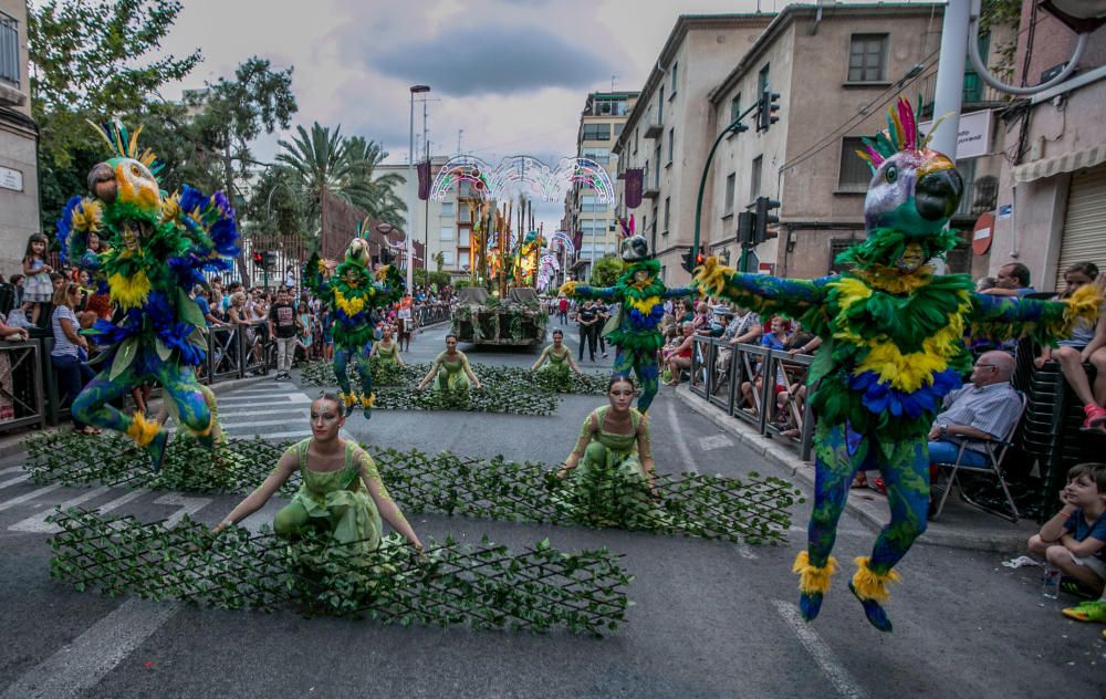 El espectáculo recrea la conquista de la isla de Tortuga con un boato de casi 400 personas, animadas danzas y guiños a la historia