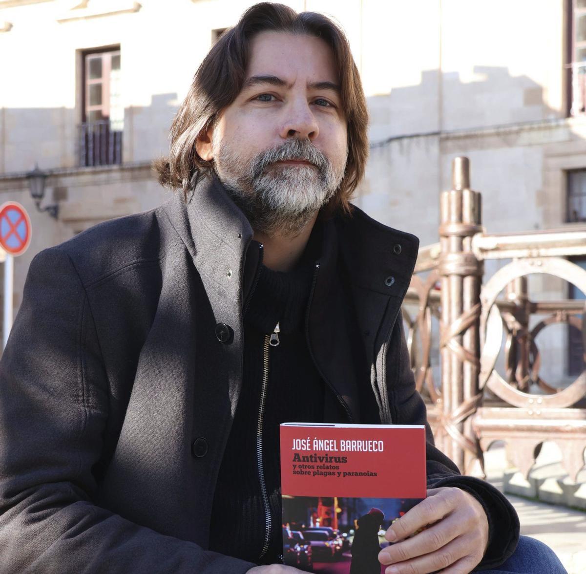 El escritor José Ángel Barrueco con su último libro.