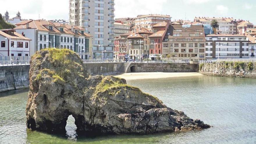 En primer término, la peña Furada, con la playa de La Pregona de fondo.