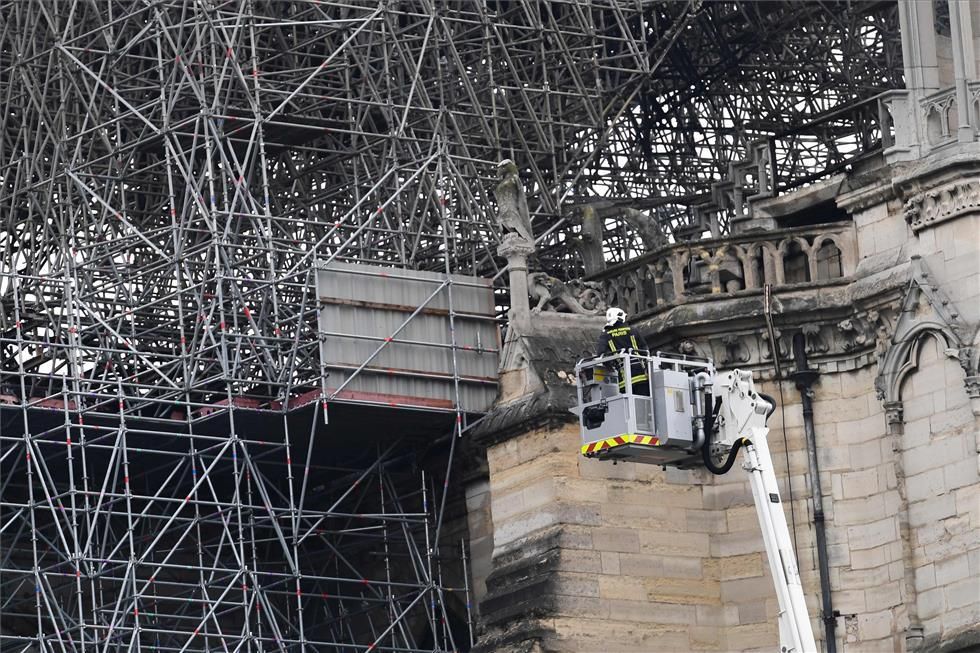 El día después del incendio de la catedral de Notre Dame