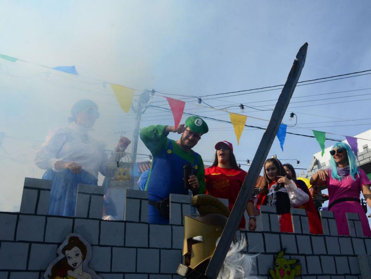 Un castillo desfilando por Aldán. | // GONZALO NÚÑEZ