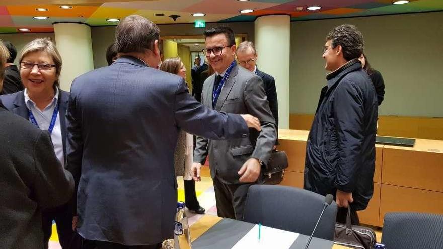 José González, centro, y Rosa Quintana, a la izquierda, ayer en Bruselas.