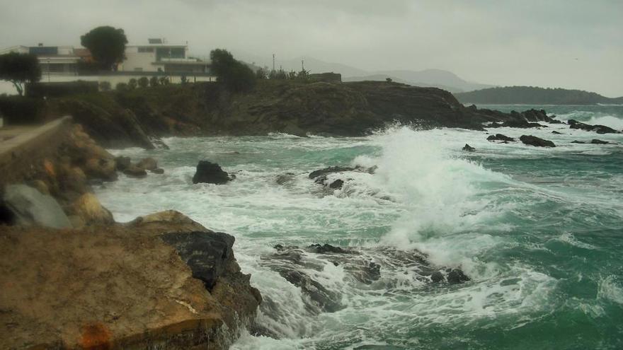 Les onades del temporal es fan notar a llocs com Llançà.