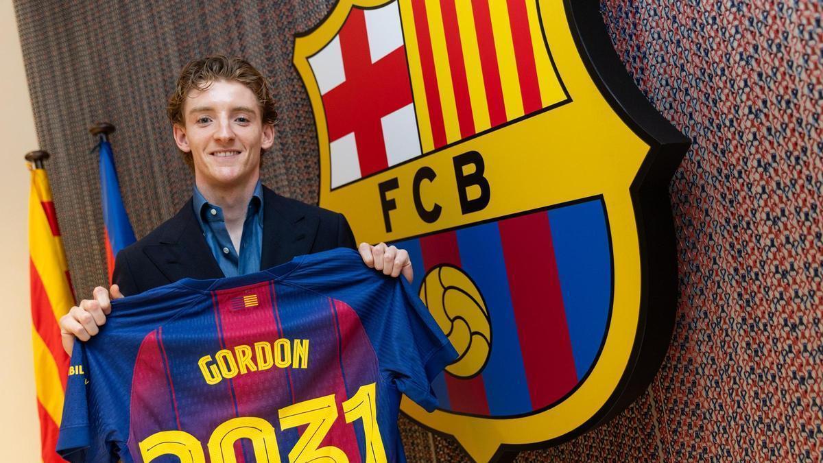 Anthony Gordon firmó con el Barça hasta 2031