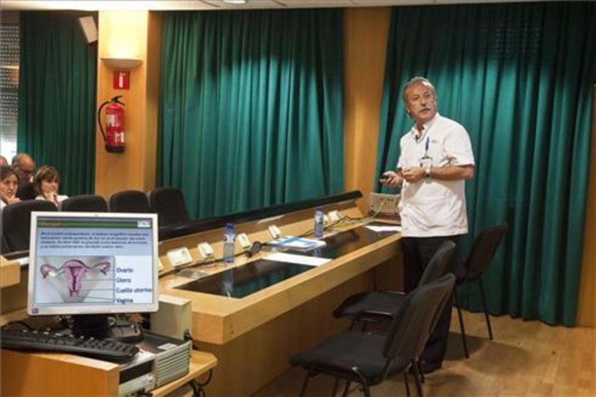 El doctor Justo Callejo, a la roda de premsa que ha concedit a Sant Joan de Déu. El doctor Justo Callejo, a la roda de premsa que ha concedit a Sant Joan de Déu.