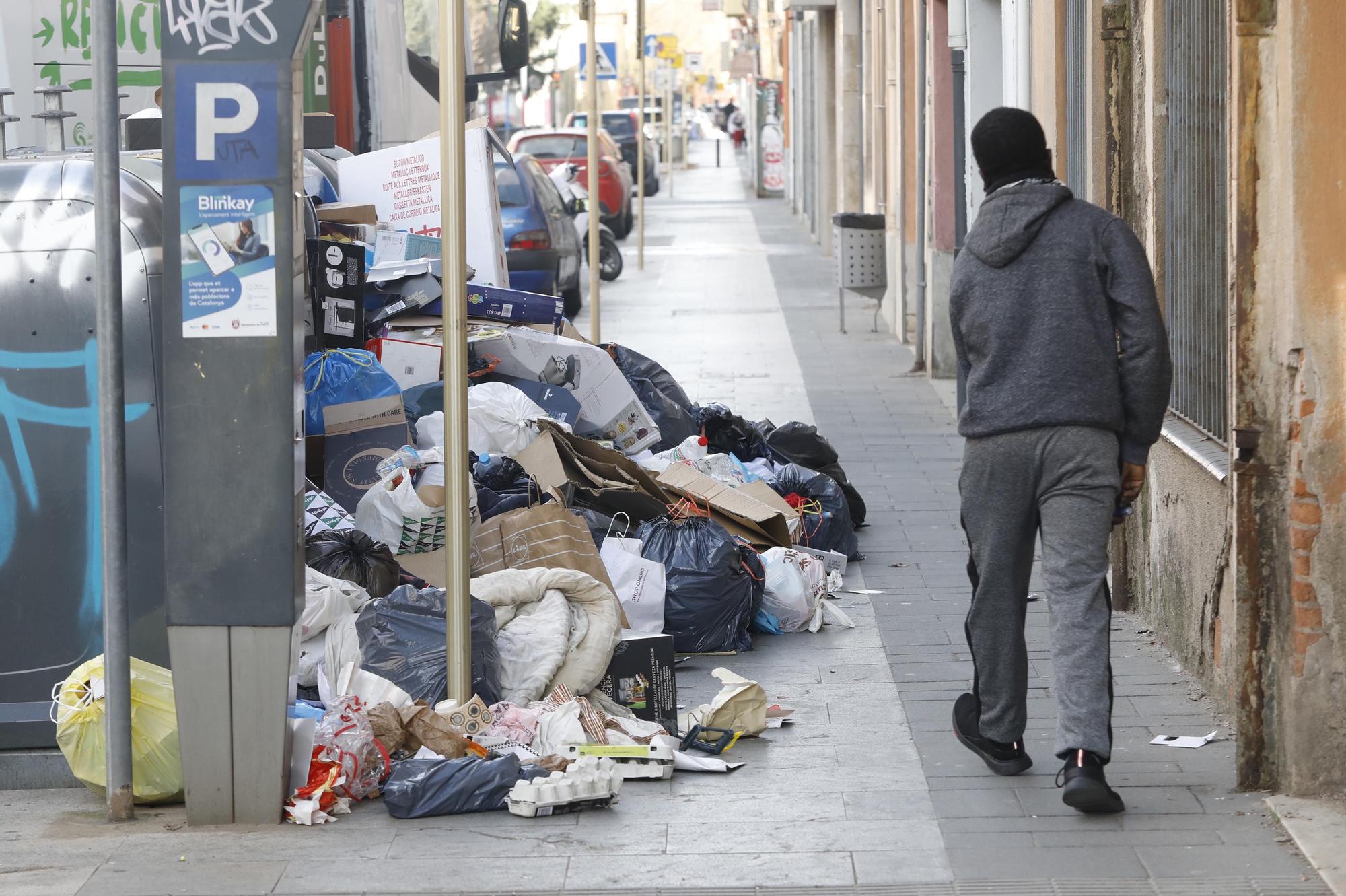 Salt exigeix retirar la brossa acumulada a les illes de contenidors que causen problemes de mobilitat i salubritat