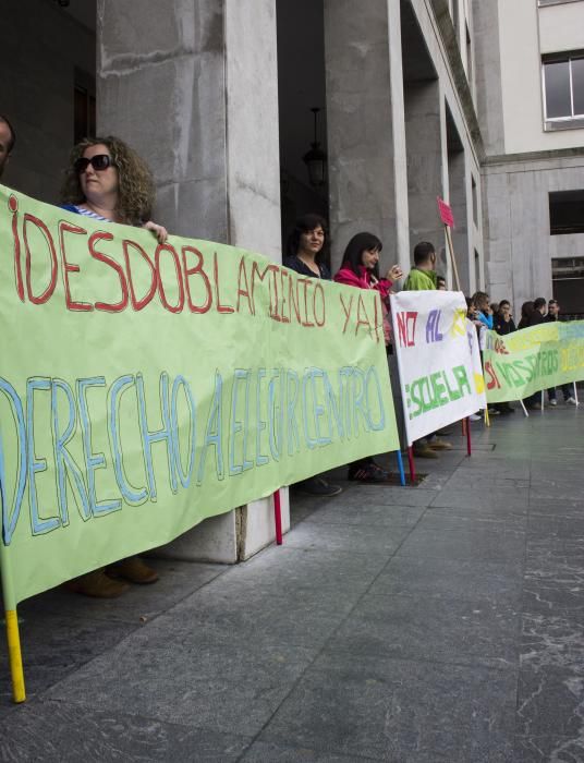 Protesta de los padres del Colegio El Bosquín del Entrego ante la Consejería de Educación