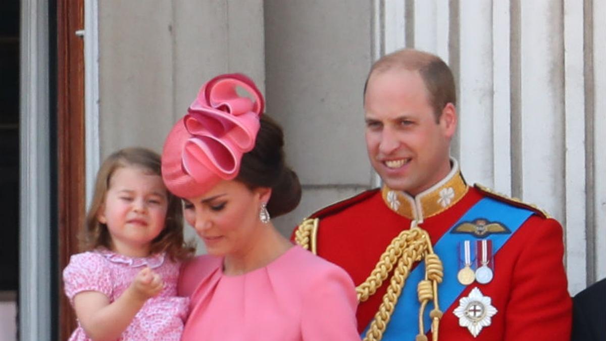 La familia real británica en el desfile de las tropas