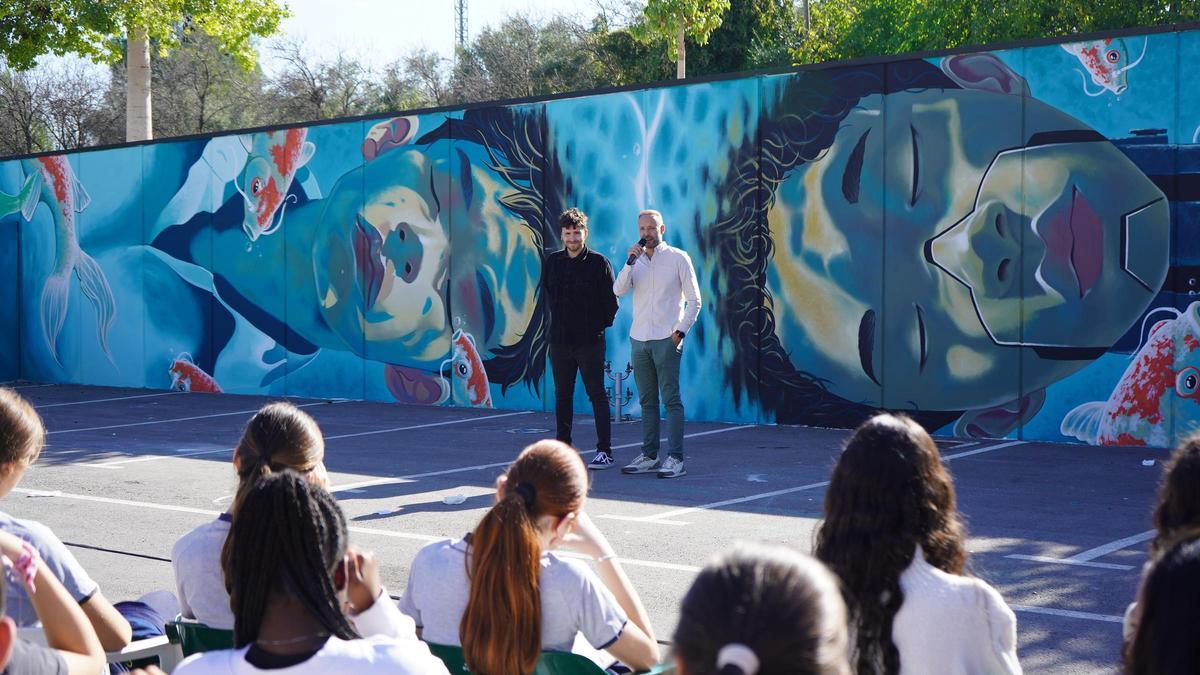 Rubén Cambra firma el mural "Mirall" en el recinto ferial de Ontinyent