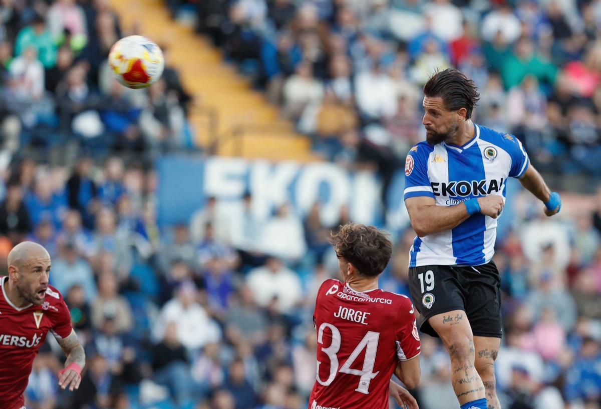 Fran Sol prueba un remate de cabeza desde muy lejos que luego detiene Gazzaniga sin problemas.