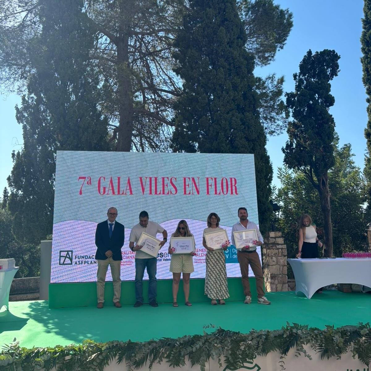 El concejal de Medio Ambiente de Calp, Pere Moll, a la derecha, recoge uno de los premios