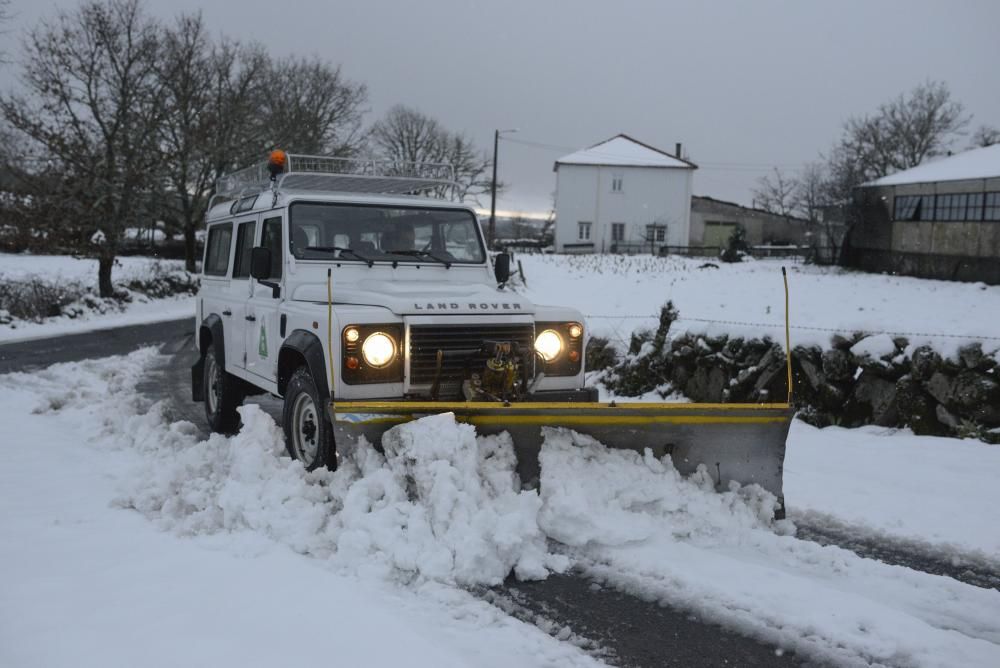 La nieve complica la circulación en las zonas altas de Ourense