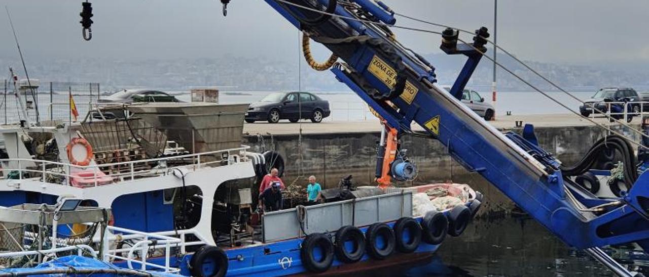 Trabajos de reparación y puesta a punto, ayer, en barcos mejilloneros de A Mosqueira.   | FDV