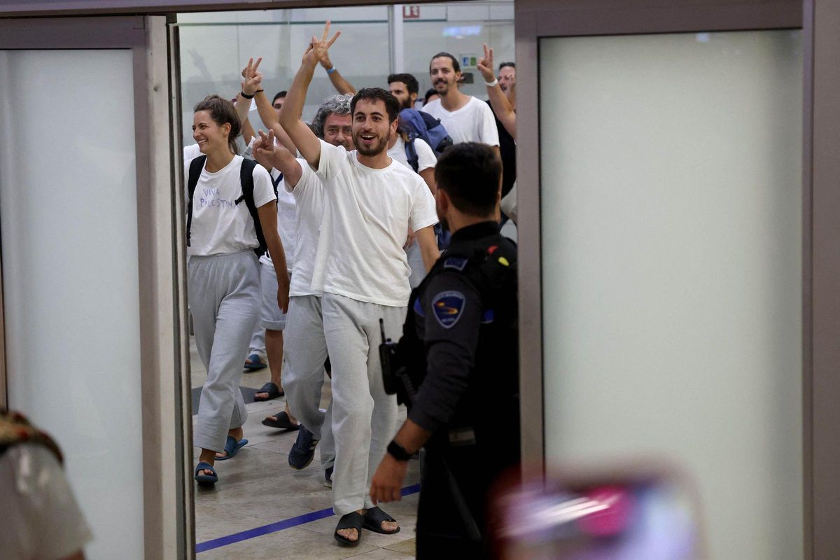 Miembros de la Flotilla llegan al aeropuerto de Madrid.
