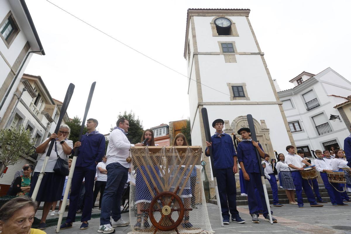 EN IMÁGENES: Pasacalles marinero por las fiestas del Carmen de Luanco.