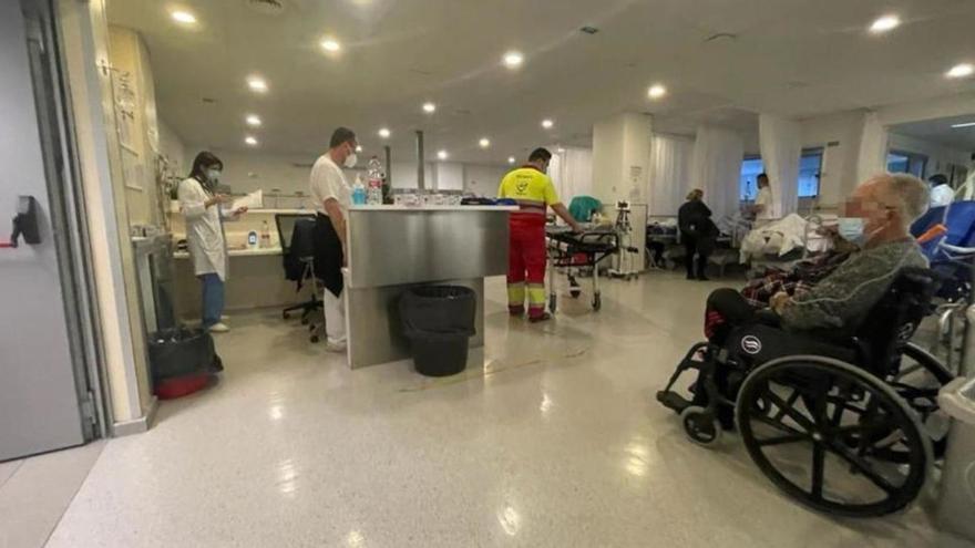 Pacientes aguardando en
una sala de Urgencias del
 Hospital Reina Sofía.  L.O.