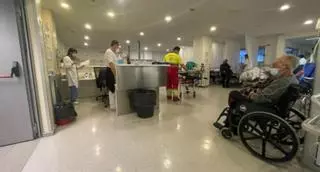 Los hospitales de la Región confían en que el descenso de virus les dé un respiro