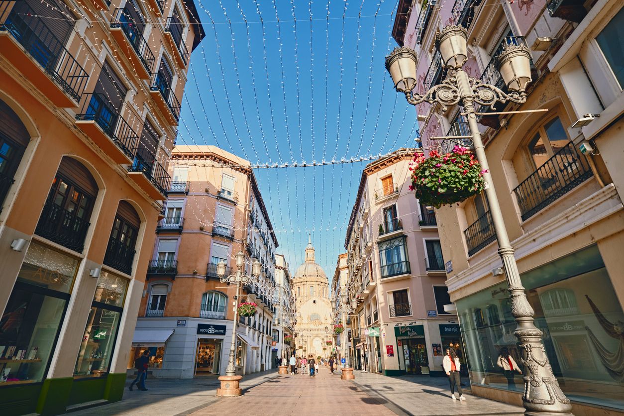 Aragón decorado con luces navideñas.