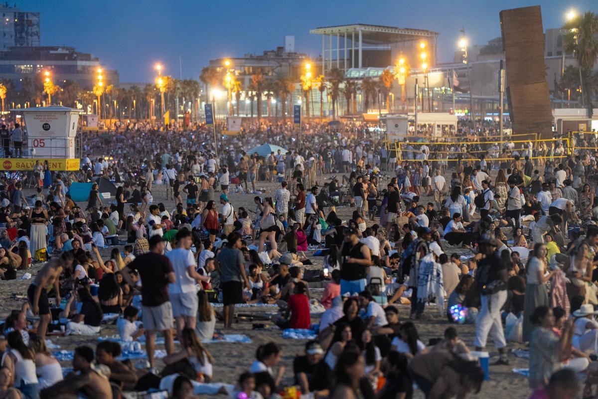 Barcelona. Turistas en la playa de la Barceloneta para celebrar la noche de Sant Joan. 23 de junio de 2026. Sociedad. AUTOR: ZOWY VOETEN