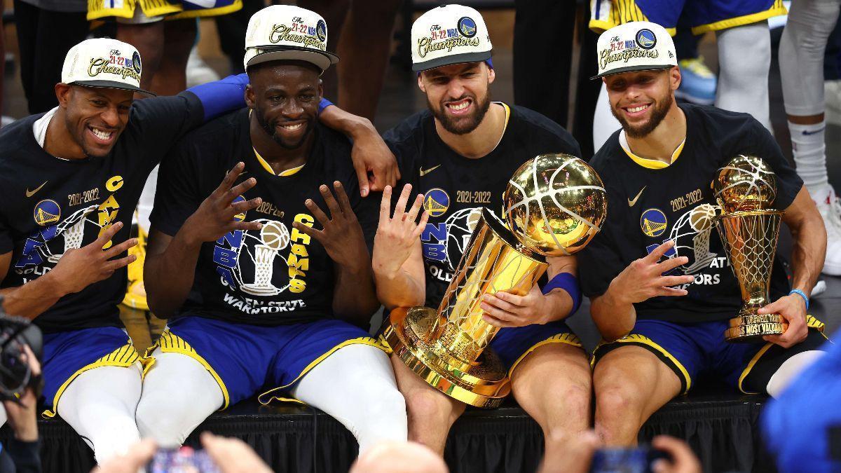 Iguodala, Green, Thompson y Curry, con el trofeo de campeón de la NBA.